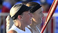 eské tenistky Lucie Hradecká (vpravo) a Andrea Sestini Hlaváková na turnaji...