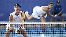 eská tenistka Andrea Sestini Hlaváková (vlevo) hlídkuje na síti po servisu...