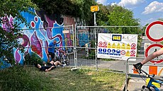 N�kte�í se nezdráhají kovové zábrany i podlézat.