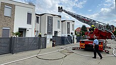 Hasi�i zasahovali u po�áru st�echy v pra�ských Kbelích (21. �ervence 2022)