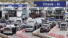 Dopravní zácpa v Británii lidí, kteí míí na prázdniny do Evropy (23. ervence...