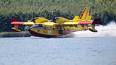 Hasicí letadla Canadair CL-415 nabírají vodu pro hašení požáru v Národním parku... | na serveru Lidovky.cz | aktuální zprávy