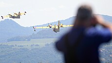 Hasicí letadla Canadair CL-415 nabírají vodu pro hašení požáru v Národním parku...