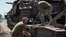 Ukrajintí mechanici nakládají rozbitý tank. (17. ervence 2022)