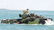 Obojivelné bojové vozidlo americké armády bhem cviení v roce 2012. (2. února...