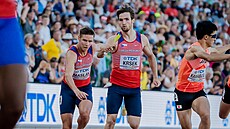 Matěj Krsek předává Pavlu Maslákovi ve finálovém klání štafet na 4x400 metrů na...