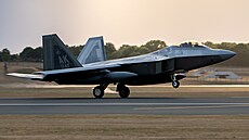 Letoun F-22A Raptor přistává na britské základně Lakenheath (27.7.2022)