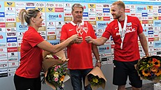 Otpai Nikola Ogrodníková a bronzový medailista Jakub Vadlejch si pipíjejí...
