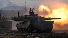 Tank japonské armády během každoročního cvičení na ostrově Hokkaidó. Země nyní... | na serveru Lidovky.cz | aktuální zprávy