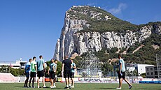 Slávističtí fotbalisté na obhlídce Victoria Stadium na Gibraltaru, kde vstoupí...