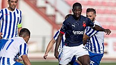 Slávistický zálo�ník Christ Tiéhi v akci b�hem utkání 2. p�edkola Konferen�ní...