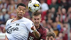 Sparan Tomá Wiesner hlavikuje v souboji s Kevinem Kabranem, soupeem z...