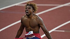 Amerian Noah Lyles se raduje z vítzství v muské dvoustovce na mistrovství...