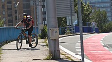 N�kte�í cyklisté zkou�ejí konec pruhu objet jinudy.