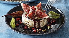 Rozpe�en� camembert se sirupem z gran�tov�ho jablka a f�ky