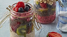 Ovesn� ka�e ve skleni�ce s ovocem a chia sem�nky