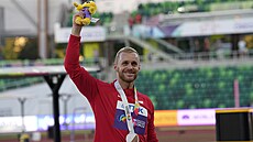 Jakub Vadlejch s maskotem a medailí, z Eugene si dom� veze bronz.