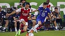 Gabriel Martinelli z Arsenalu utíká s míčem před Jorginhem z Chelsea během...