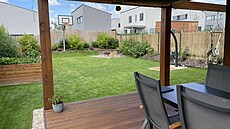 Pohled z �áste�n� zast�e�ené pergoly do prostoru zahrady.