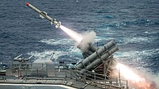 Americká vále�ná lo� USS Shiloh odpaluje raketu Harpoon (15. zá�í 2014)