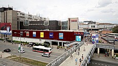 Obchodní d�m, nyní pod hlavi�kou Teska, stojí u hlavního brn�nského nádra�í od...