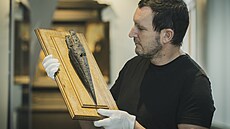 Kurátor Ivan Rous ukazuje k�l, kterým byla v Liberci p�ed 263 lety posmrtn�...