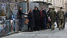 Obyvatelé Lvova čekají ve frontě na potraviny. (16. března 2022)