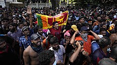 Demonstranti na Srí Lance vtrhli do budovy ú�adu premiéra a po�adovali jeho...