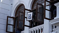 Demonstrant drí portrét bývalého srílanského premiéra Mahindy Radapaksy. (13....