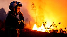 Hasič pracující na omezení taktického požáru v obci Louchat ve Francii. (17....