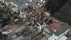 Prudké po�áry zp�sobené rekordn� vysokými teplotami zni�ily domy ve vesnici...