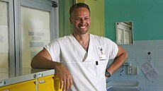 Karel Ročák v dětské ortopedické ambulanci.