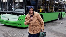 Starí ena prochází zastávkou mstské dopravy u trnice Barabaovo v Charkov,...