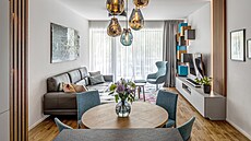 Obývací pokoj je spojený s velkou terasou obrácenou k jihu. Lustr nad jídelním...