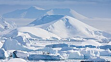 Antarktida. Kontinent okolo ji�ního pólu je pokrytý nejv�t�í masou ledu na...