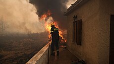 Na řeckém ostrově Lesbos vypukl požár poblíž letoviska Vatera. (23. července... | na serveru Lidovky.cz | aktuální zprávy