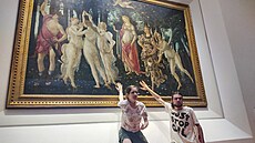 Ekologití aktivisté se pilepili k obrazu Primavera malíe Sandra Botticelliho...