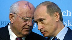 Poslední prezident Sovětského svazu Michail Gorbačov (vlevo) a ruský prezident...