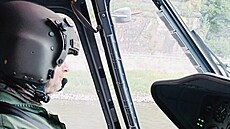Zábry z armádního vrtulníku, který pomáhá s haením poáru v eském výcarsku....