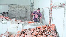 Zdravotní poji��ovny si hlídají t�eba i to, zda m�l d�lník p�i úrazu na hlav�...