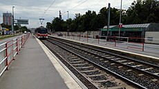 Zastávka tramvají u Vinohradského h�bitova je bez lavi�ek.