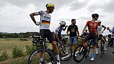 Jezdci v úniku �ekají na op�tovné spu�t�ní 19. etapy Tour de France. Zastavily...