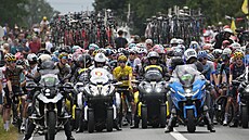 STÁT. Peloton v�etn� lídra Jonase Vingegaarda �eká na op�tovné spu�t�ní 19....
