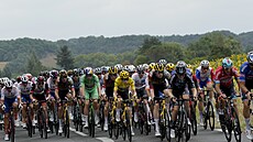 Jonas Vingegaard (ve luté) jede v pelotonu bhem 19. etapy Tour de France....