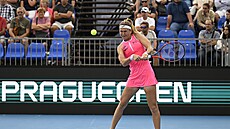 Marie Bouzková ve druhém kole Prague Open proti Dominice �alkové.