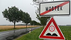 �idi��m se stav silnic nelíbí. Zna�ky opat�ili samolepkami.