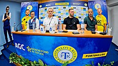 Tisková konference fotbalového FK Teplice ped startem 1. ligy. Sedící zleva...