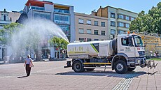 Ve Zlíně ochlazují ulice centra kropící vozy (20.července 2022) | na serveru Lidovky.cz | aktuální zprávy