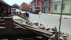 Chodník a restauraní zahrádku v Míkovicích zasypaly betonové trubky z...