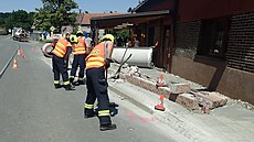 Chodník a restauraní zahrádku v Míkovicích zasypaly betonové trubky z...